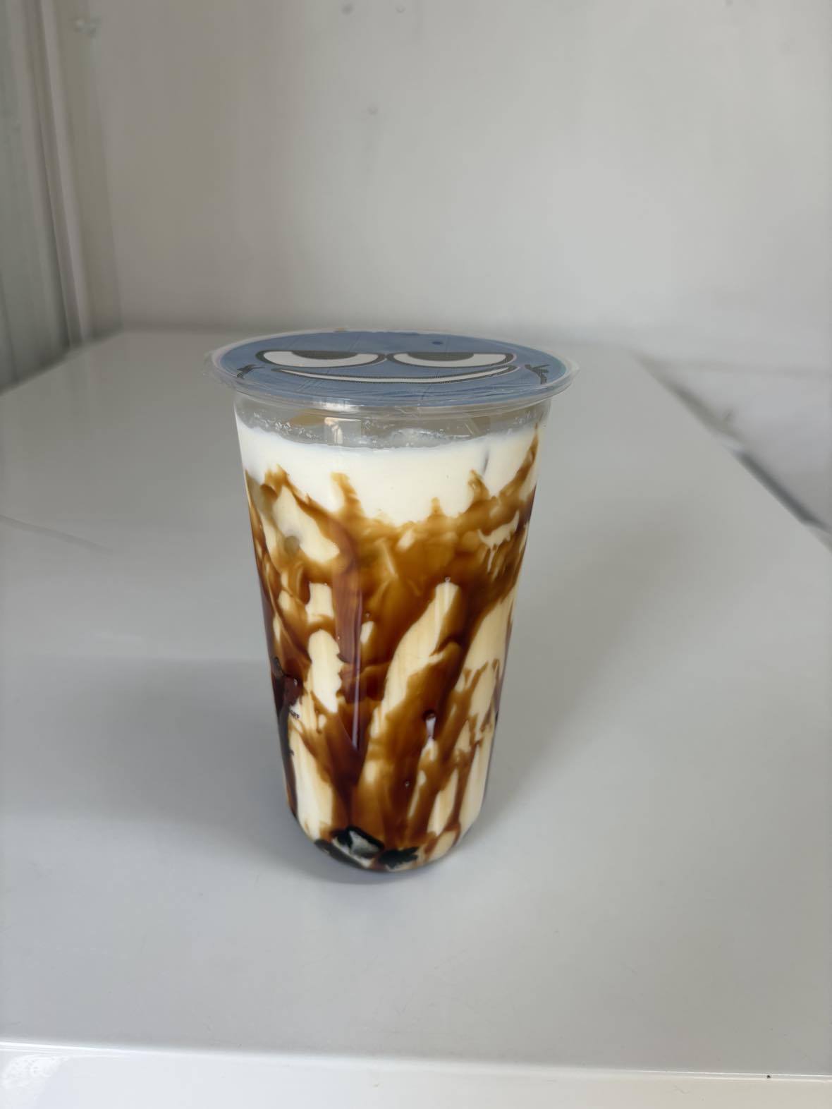 Eisbecher mit bunten Eiskugeln