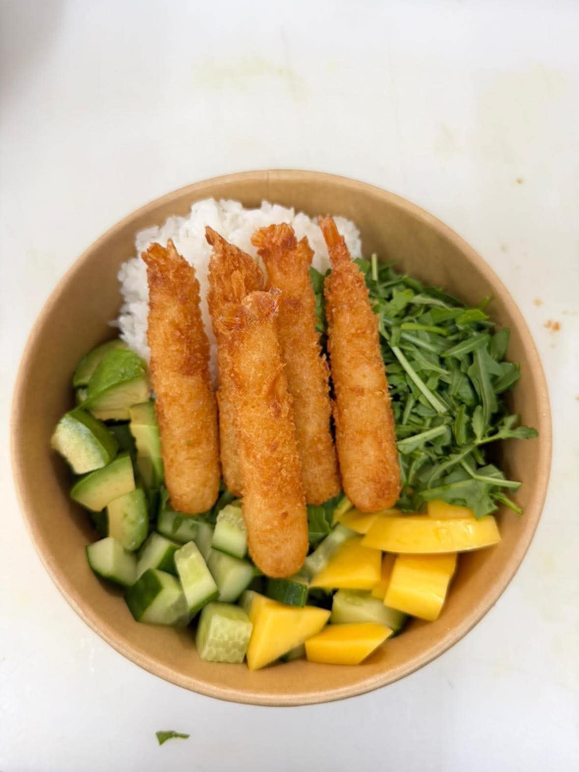 Frische Bowl mit Garnelen und Mango