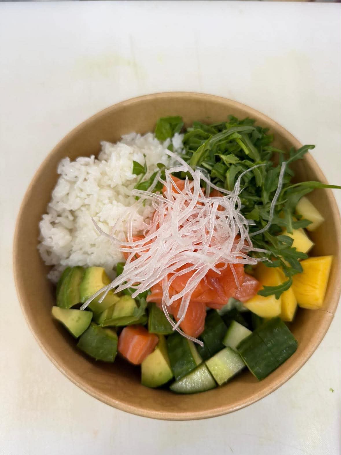 Poke Bowl mit Lachs, Mango und Avocado