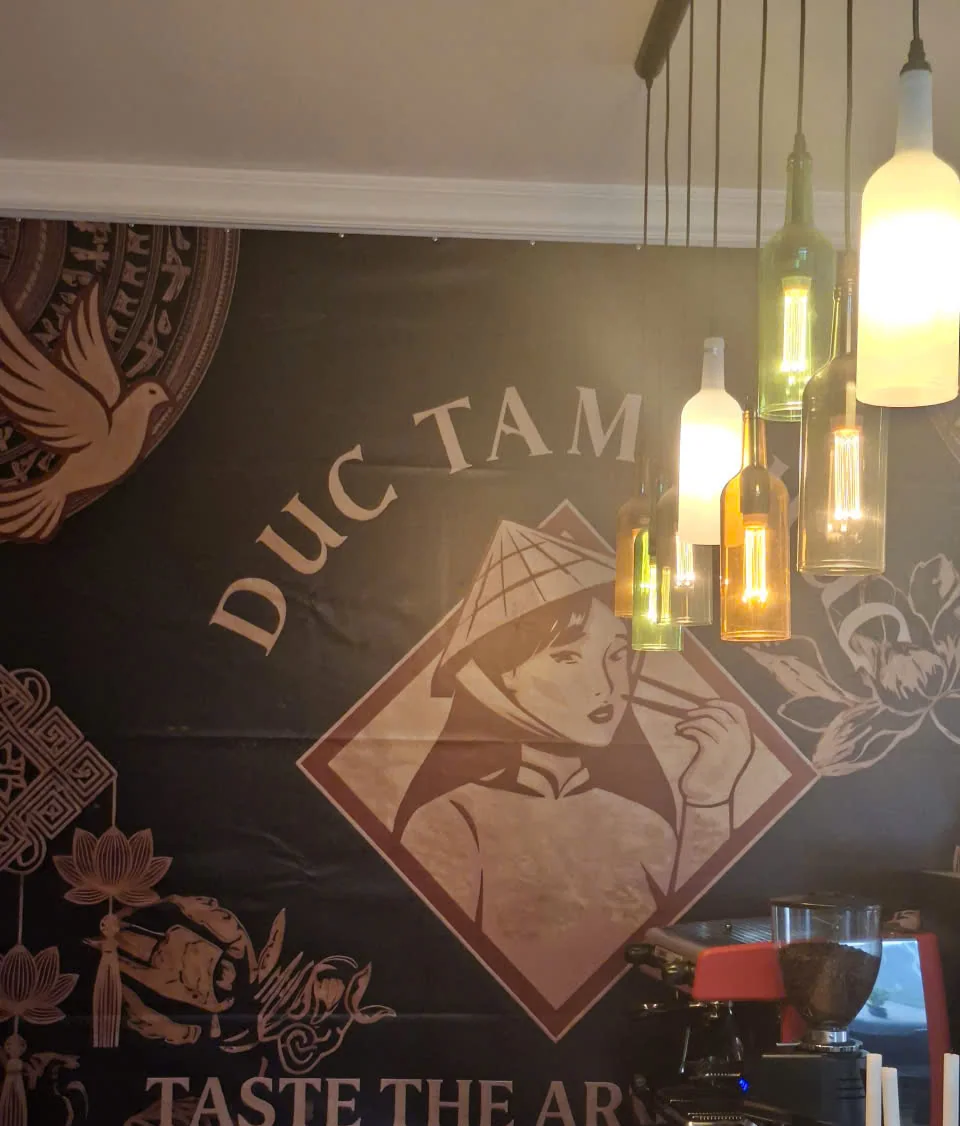 Peretele Đức Tâm Phúc cu ilustrația unei femei vietnameze cu nón lá