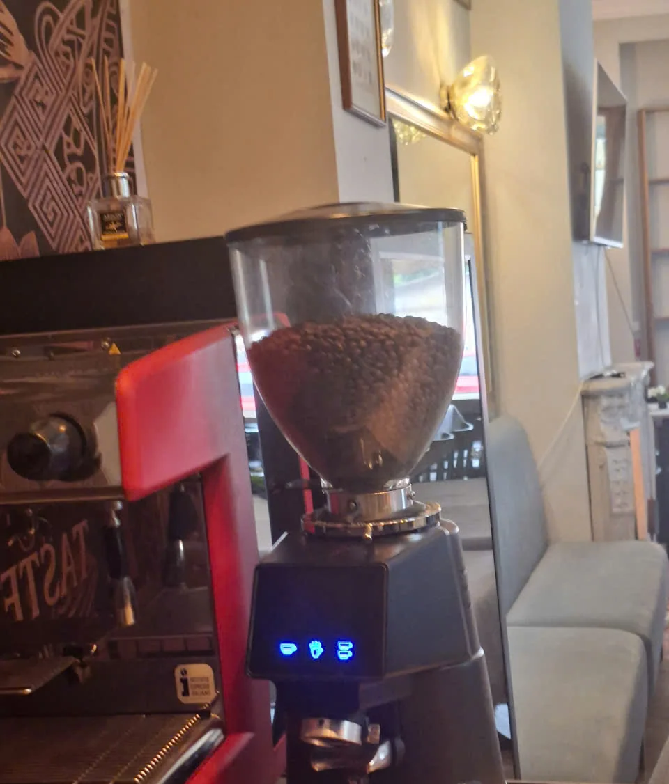 Espressorul și râșnița din colțul de cafea al restaurantului