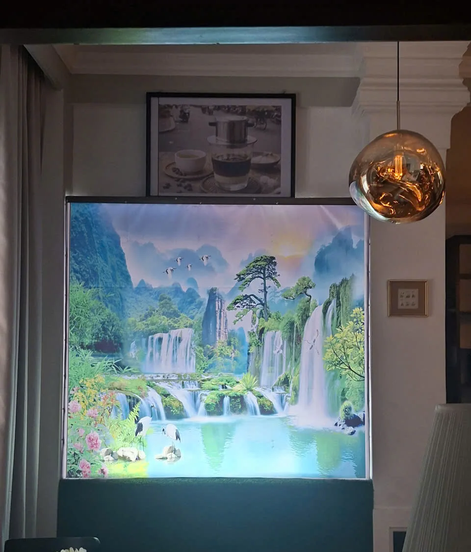 Decor luminos cu peisaj vietnamez și cascadă