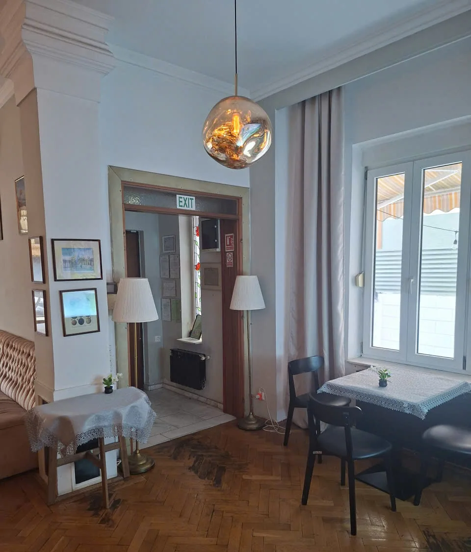 Mese intime lângă fereastra restaurantului