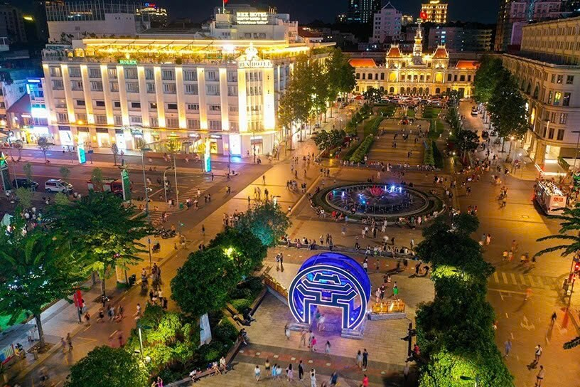 Nguyễn Huệ at night